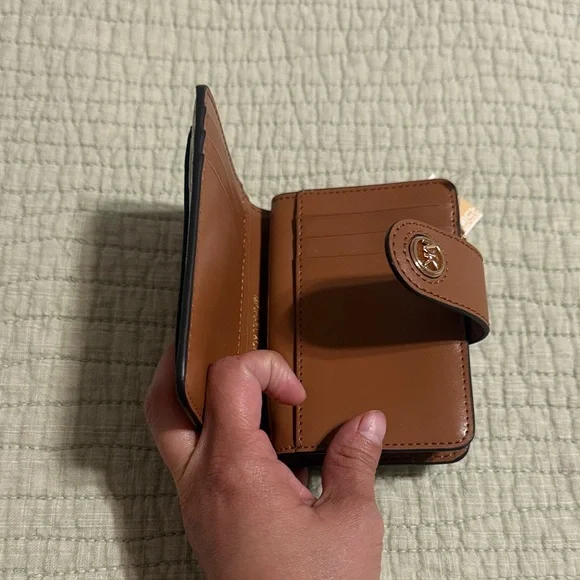 NWT Michael Kors Tan and Cream Logo Snap Card Case - Picture 5 of 10